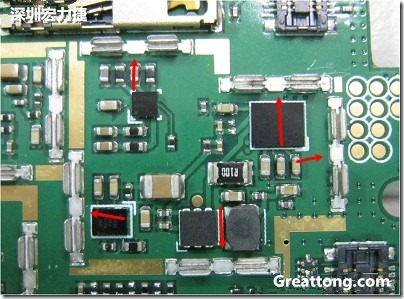 圖中顯示一塊電路板使用這種屏蔽夾(shielding clip)的實(shí)例。基本上我們?cè)趶澖堑牡胤蕉荚O(shè)計(jì)擺放了一個(gè)屏蔽夾，這樣可以讓作業(yè)員比較方便安裝屏蔽罩(shielding can)時(shí)的對(duì)位準(zhǔn)確。然后在其他沒有屏蔽夾的地方也設(shè)計(jì)了一些接地的布線，一來可以稍微提升屏蔽罩的電磁隔絕能力，另一方面也可以為屏蔽夾無效時(shí)，馬上可以更改為屏蔽框，而無需要重新設(shè)計(jì)電路板。