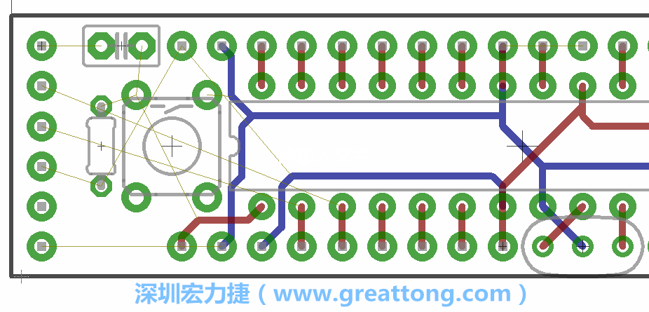 到目前為止，你應(yīng)該只剩下四個部分還未進(jìn)行布線，10K重置上拉電阻器、重置電容和1×6的序列排針。