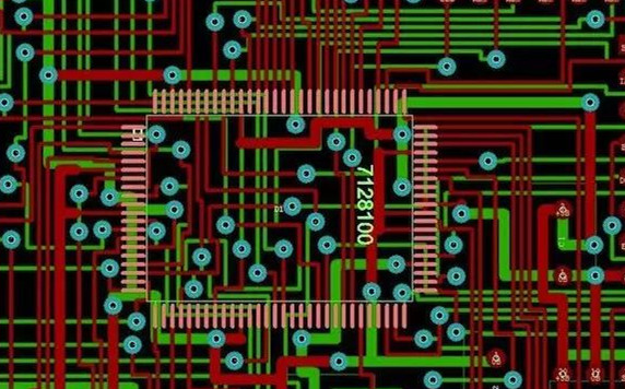 圖1：兩種PCB模型的部分電路。頂圖：傳統設計版本。