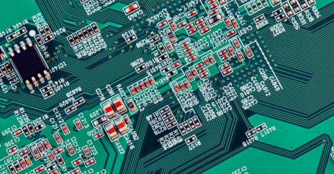 你能在這個復(fù)雜的PCB中找到垂直布線嗎？反正我不能